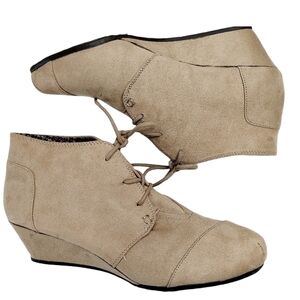Marbella Edge Bootie Womens Wedge Ankle Boots US 9.5  Taupe Faux Suede NWOB
